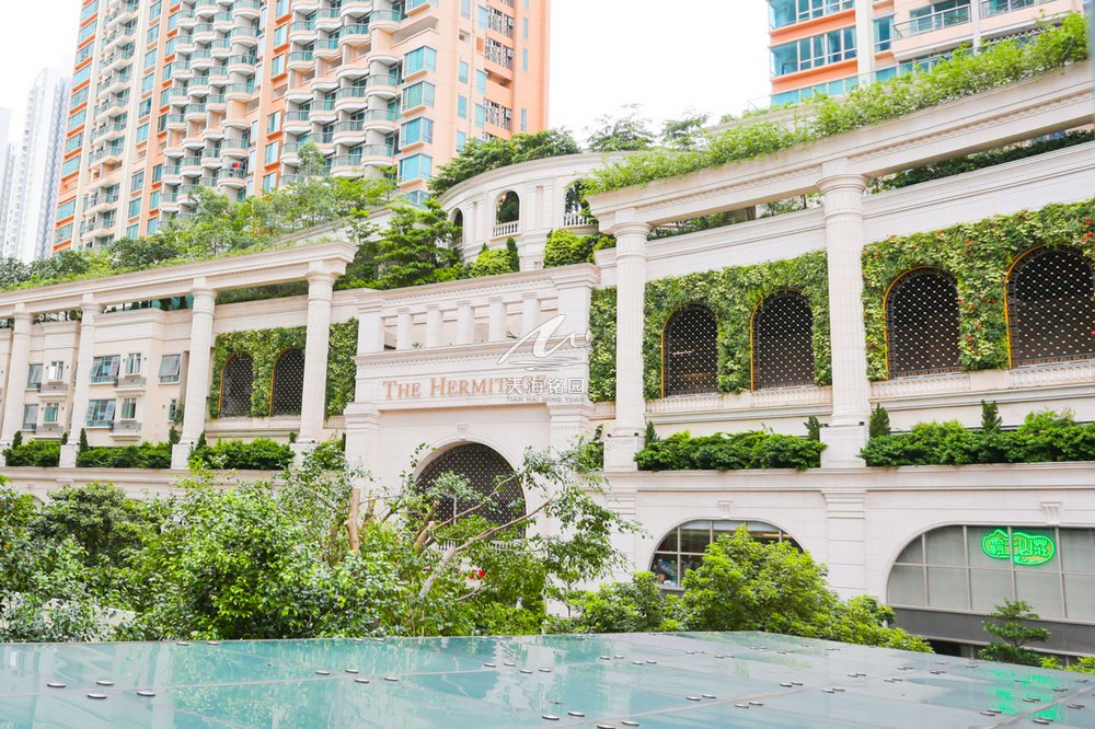 商业垂直绿化：公共空间的植物墙景观