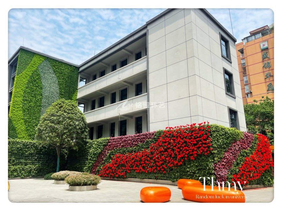 街道垂直绿化，成都盛锦华庭小区街道植物墙景观
