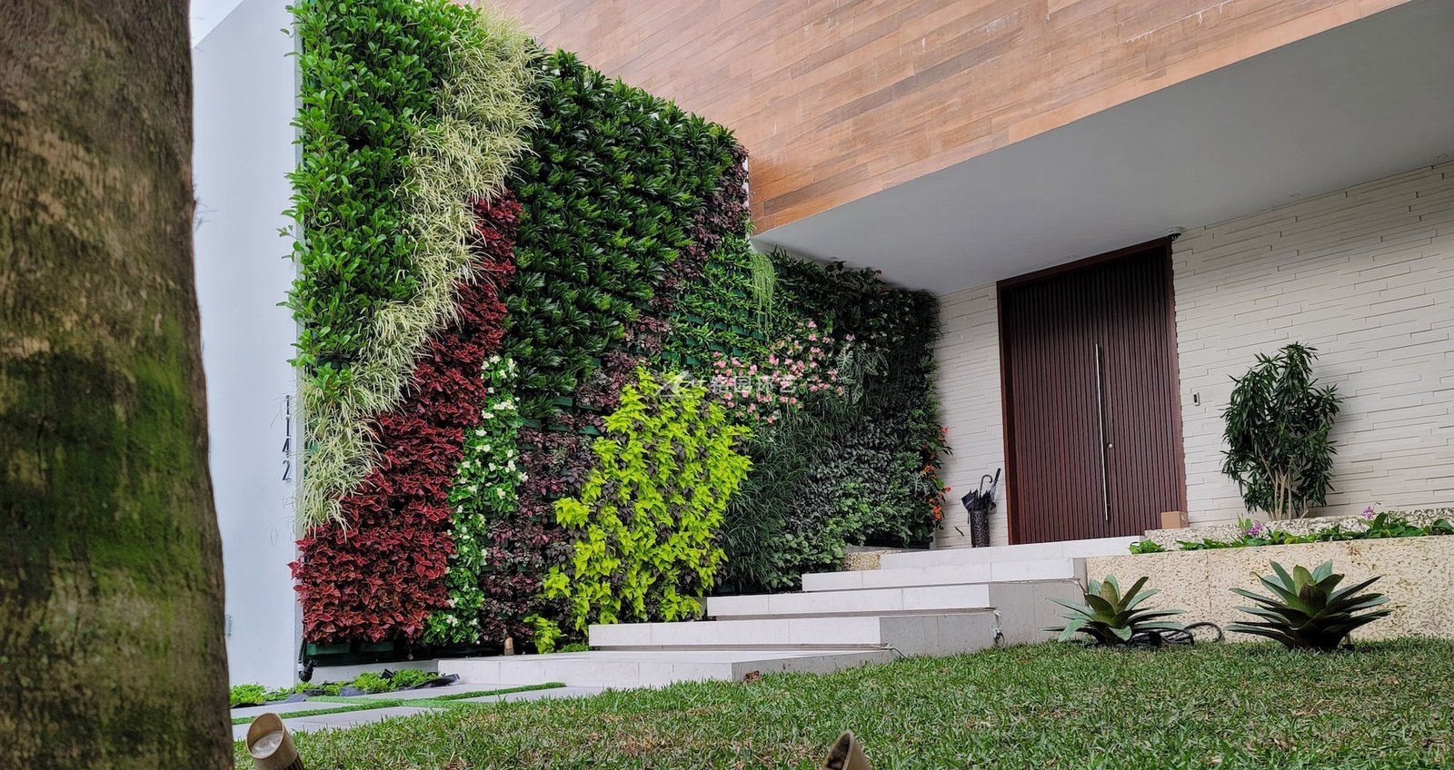 别墅植物墙，私家别墅入户围墙垂直绿化景观